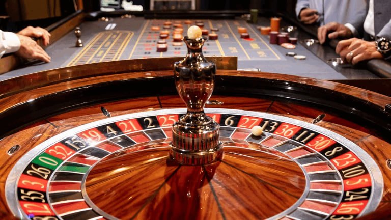 myvip games စလော့ lobby တွင် slot game အမျိုးအစားများ ရွေးချယ်ကစားနေသောမြင်ကွင်း